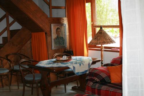 Guest house Kamenik في ياغودينا: غرفة معيشة مع طاولة وكراسي ونافذة