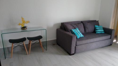 a living room with a couch and a table at O local para o seu lazer in Santos