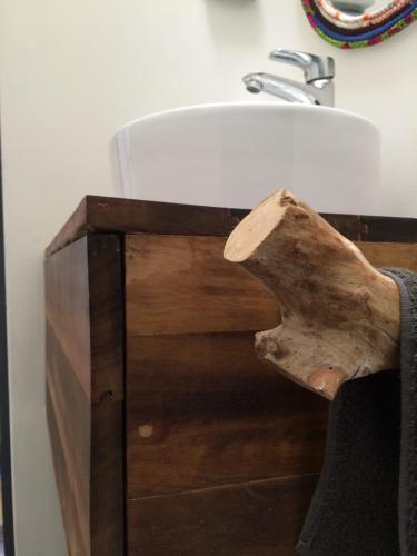 un lavabo de baño con un cajón de madera al lado en Loft Alpaca en Iquique