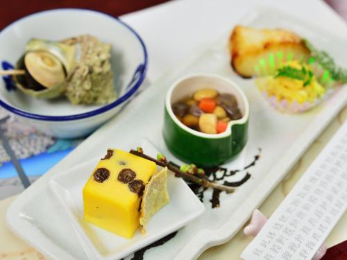 a white tray with a plate of food on a table at Iwamotoro in Fujisawa