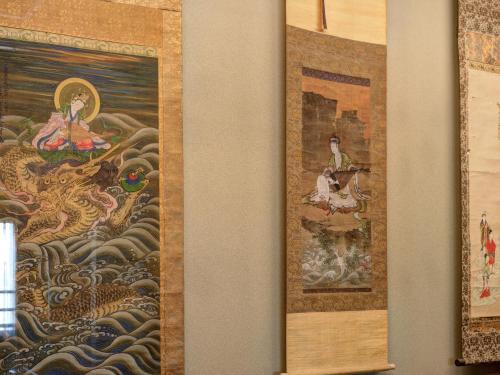 a wall with two paintings of people on it at Iwamotoro in Fujisawa