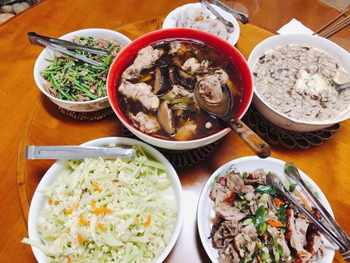 Look Tea House في Meishan: طاولة مع أطباق من الطعام وأوعية من الطعام