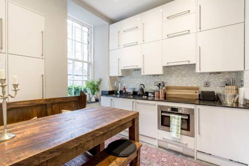 A kitchen or kitchenette at Converted Flat in Historic Building in Desirable New Town