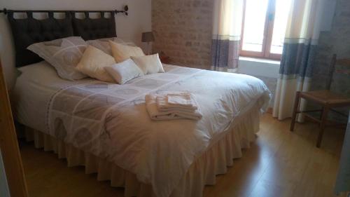 Tempat tidur dalam kamar di Les Gîtes du Breuillat