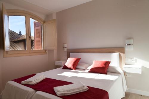 A bed or beds in a room at Apartamentos Pinar Malaga Centro