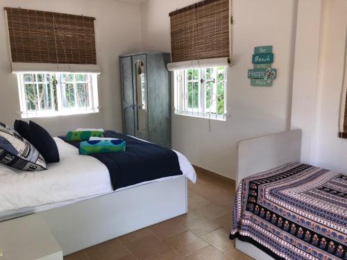 En eller flere senge i et værelse på Villa Sirandane