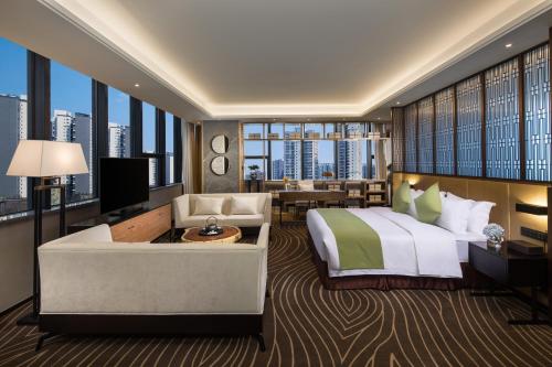 Katil atau katil-katil dalam bilik di Leshan Ramada Hotel