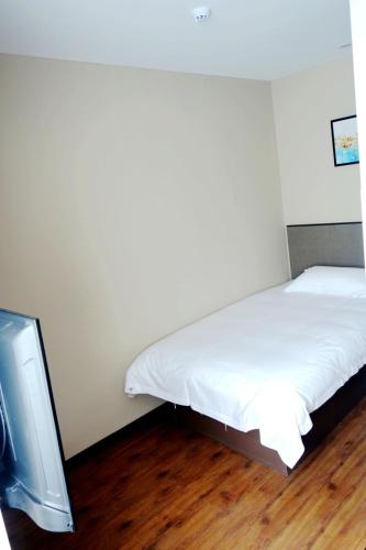 Postel nebo postele na pokoji v ubytování Hangzhou Yuqi Hotel