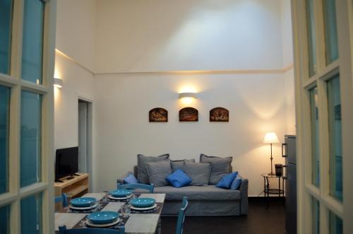 uma sala de estar com um sofá e uma mesa em Frasteva em Aci Castello