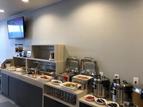 Una línea de buffet con platos de comida en ella en Kuretake Inn Osaka Sakaisuji Honmachi, en Osaka