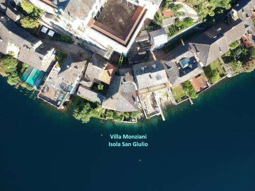 Una vista aérea de Villa Monziani, exclusive island lakeside villa