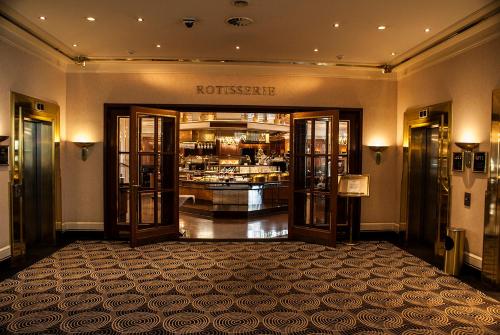 a hotel lobby with a roasteryasteryasteryasteryasteryasteryasteryasteryasteryastery at Best Western Plus Plaza Hotel Darmstadt in Darmstadt