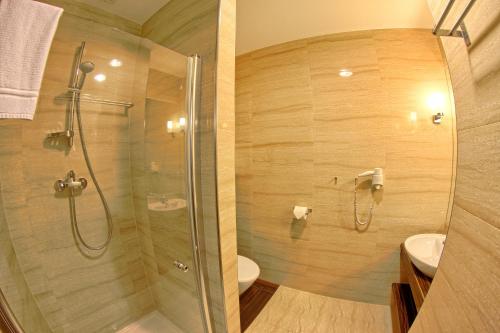 Un baño de Hotel Arkas