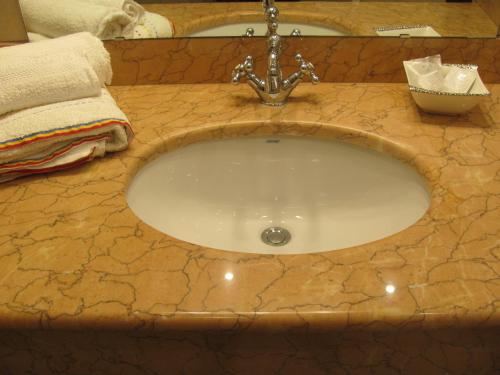 La salle de bains est pourvue d'un plan de travail et d'un lavabo. dans l'établissement B&B Bella Vista, à Valguarnera Caropepe