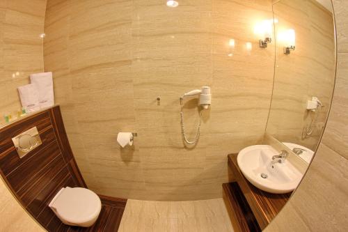 Un baño de Hotel Arkas
