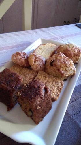 Un plato de muffins y galletas sobre una mesa en Maison 225, en Prades