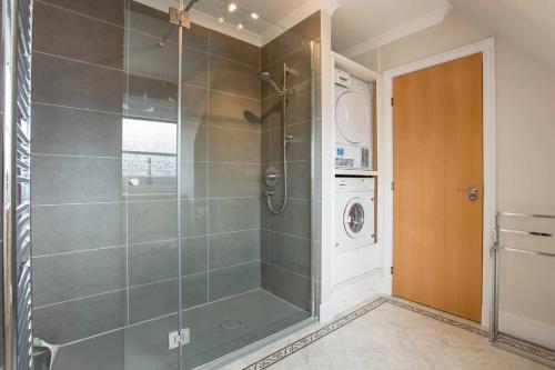 A bathroom at ALTIDO Homely Apartment near Leith Walk