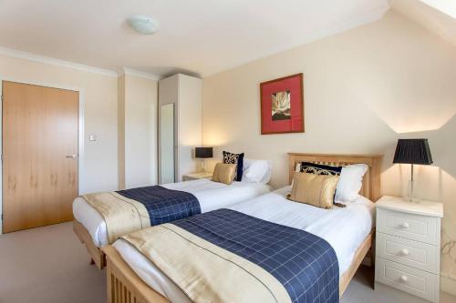 A bed or beds in a room at ALTIDO Homely Apartment near Leith Walk