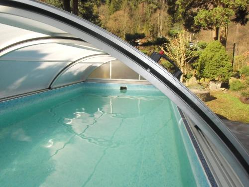 vista sul tetto di una piscina con arco di Pension U Kaktusu a Karlovy Vary