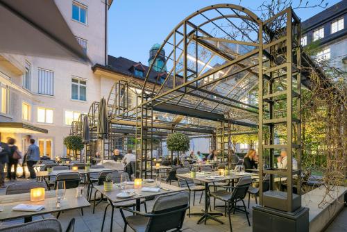 a restaurant with tables and chairs in a courtyard at Hotel Glockenhof Zürich in Zürich