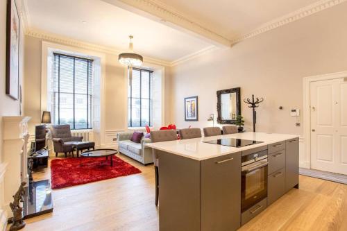 una cucina e un soggiorno con divano di ALTIDO Luxury Retreat in the City Centre for a Great Price a Edimburgo
