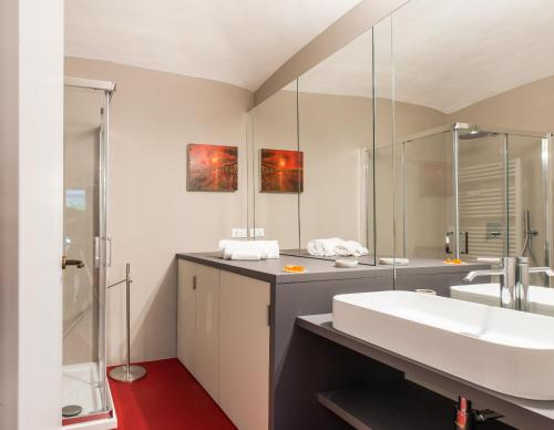 La salle de bains est pourvue d'un lavabo et d'un miroir. dans l'établissement A due passi da tutto, à Turin