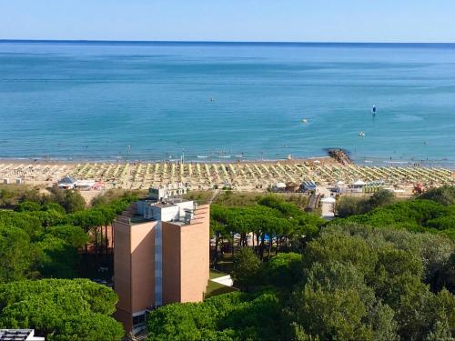 uma vista para a praia a partir de um edifício em Hotel Beau Rivage Pineta em Lido di Jesolo