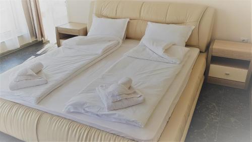 Un pat sau paturi într-o cameră la Хотел "АВЕНЮ"
