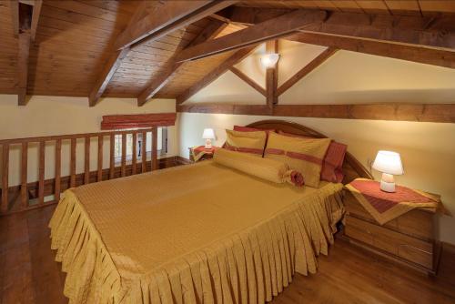 KatastárionにあるMartha's Houseの木製の天井の客室で、ベッドルーム1室(大型ベッド1台付)