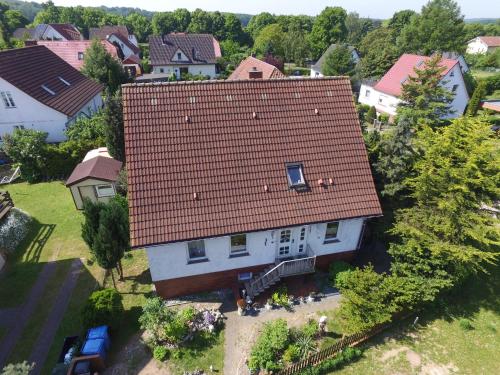 ビンツにあるFerienwohnung in Binz an der Granitzの赤い屋根の家屋