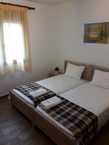 two beds sitting next to each other in a bedroom at Konaki Guesthouse in Ormos Panagias