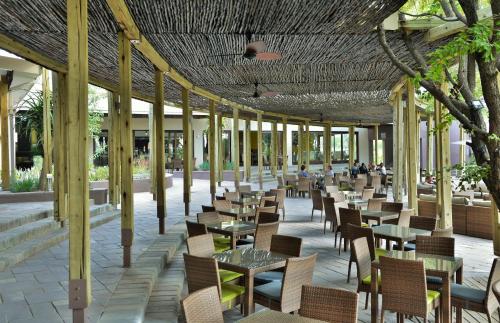 Cresta Maun Hotel tesisinde bir restoran veya yemek mekanı