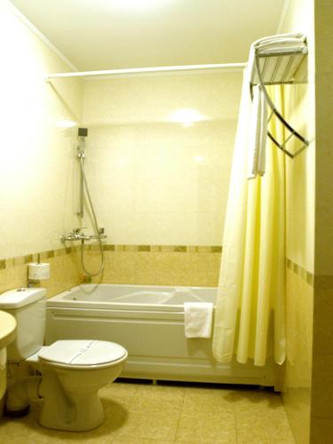Bilik mandi di Manhattan Hotel & Restaurant