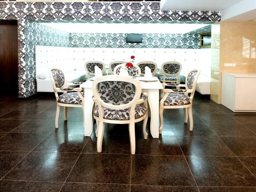 Dapur atau dapur kecil di Manhattan Hotel & Restaurant