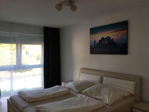 1 dormitorio con 1 cama y una foto en la pared en Diana, en Lahr