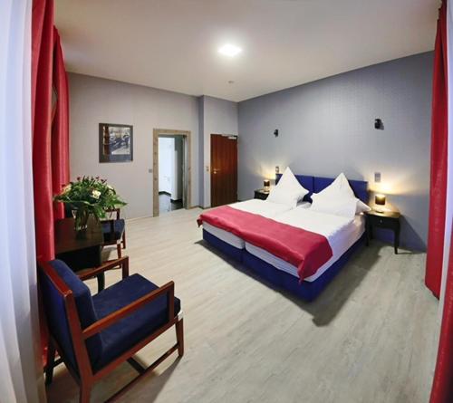 Llit o llits en una habitació de Hotel Am Markt