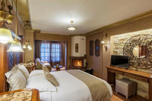 Postel nebo postele na pokoji v ubytování AROMA DRYOS SPA & ECO Hotel
