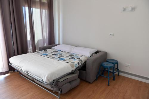 ラスパルマス・デ・グランカナリアにあるApartamento Primera Línea Playa de Las Canterasのベッドスカートスペクトが備わる客室の小さなベッド1台分です。