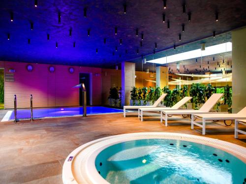 Bazén v ubytovaní Golden Tulip Międzyzdroje Residence alebo v jeho blízkosti
