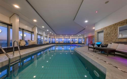 a swimming pool in a hotel room with a swimming pool at Clayton Hotel Düsseldorf City Centre in Düsseldorf