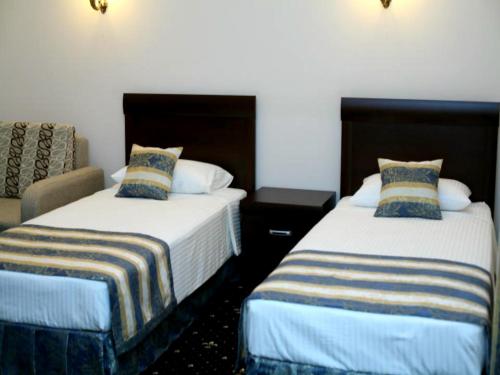 Katil atau katil-katil dalam bilik di Manhattan Hotel & Restaurant