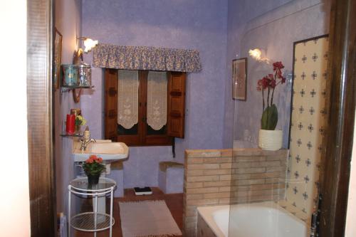 A bathroom at Mas Vilosa Bed and Breakfast
