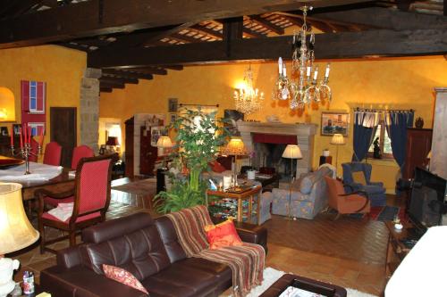 a living room with couches and a chandelier at Mas Vilosa Bed and Breakfast in Corsá