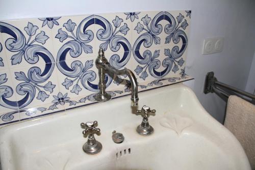 a sink with a faucet in a bathroom at Mas Vilosa Bed and Breakfast in Corsá