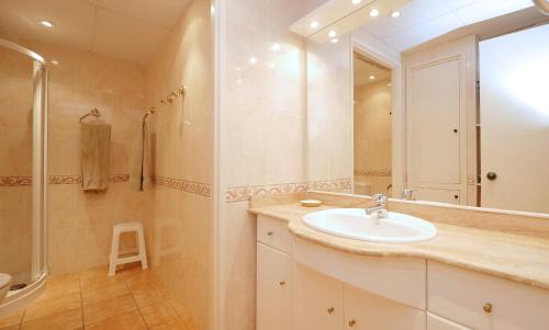 a bathroom with a sink and a shower at Apartamento Puerto Miramar in Cambrils