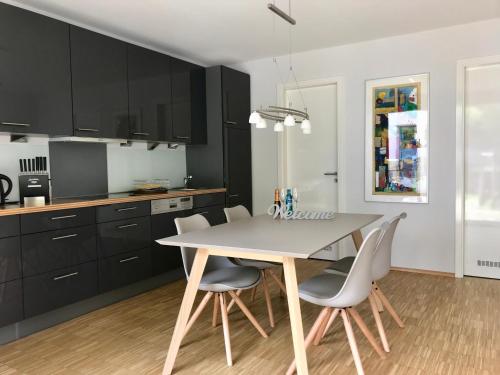 a kitchen with a dining room table and chairs at Mini-Reihenhaus "Alte Buchdruckerei" in Heringsdorf