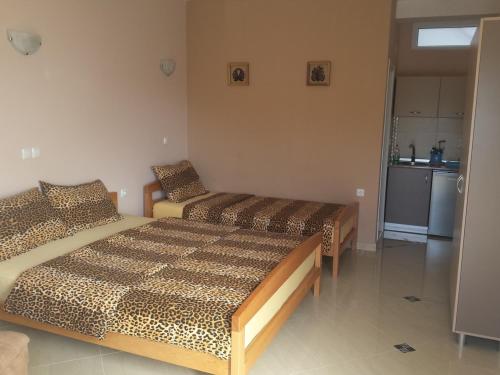 1 dormitorio con 2 camas y cocina con nevera. en Apartments Nasteski, en Ohrid