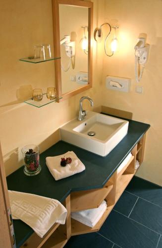 a bathroom with a sink and a mirror at Weingut Essgut Schlafgut Sabathihof-Dillinger in Glanz an der Weinstraße 