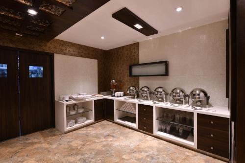 Habitación con encimera y lavabo. en Picaddle The Luxury Boutique Hotel, en Mahabaleshwar