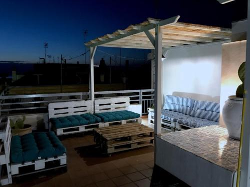 eine Pergola mit Bänken auf dem Dach in der Unterkunft WePuglia - Santo Cosma - La Suite in Polignano a Mare